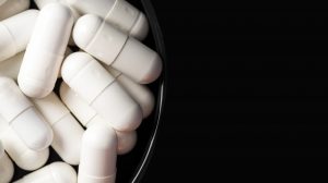 Foto de vários comprimidos de remédios brancos. um tipo de remédios são os narcóticos e a QGA é a única acreditadores que possui práticas para o uso de destes medicamentos nas instituições.